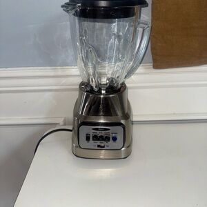 Oster Stainless Steel Countertop Blender with Clear Glass Jar and Black Lid